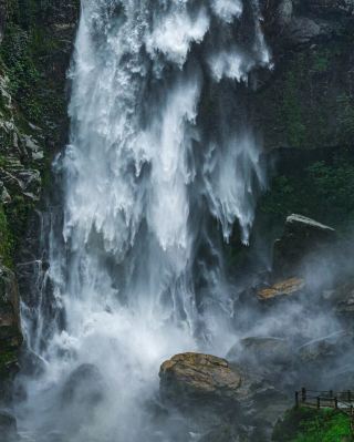 紅河郡金平の馬衢衢拉登川の滝