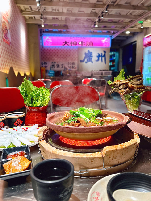 同朋友聚餐，就愛牛腩牛雜煲的煙火氣！