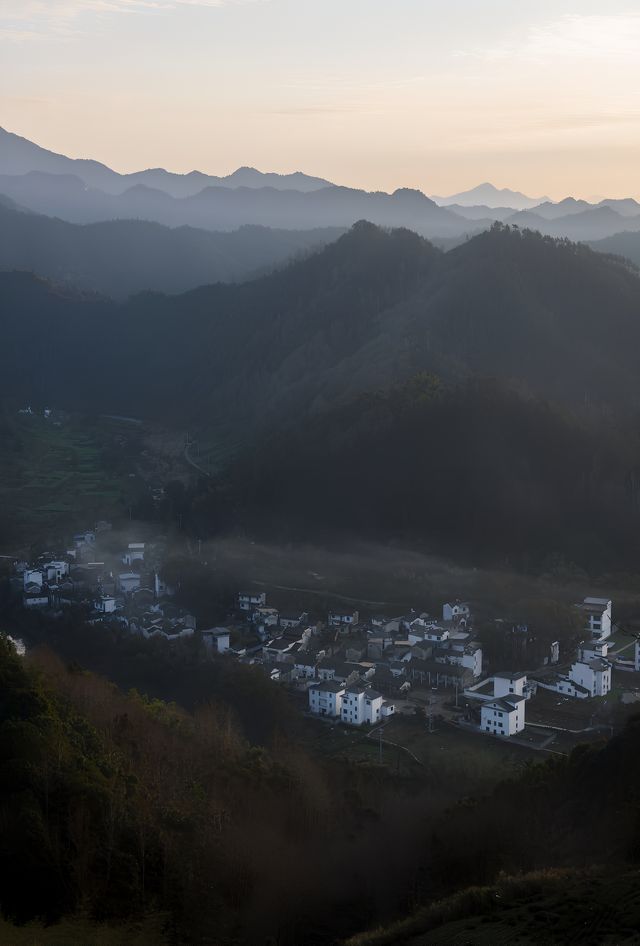 皖南版千里江山圖，飄在雲端的古村