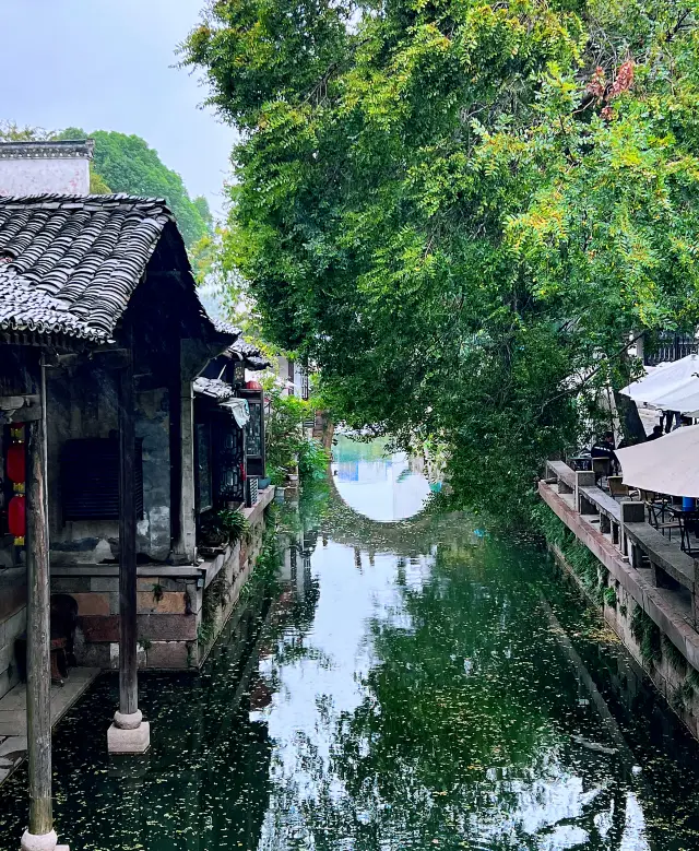 Seek a quiet spot in the ancient town of Hui Shan