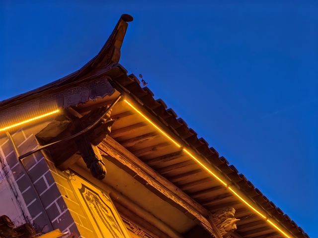 在藍調光影的籠罩下，雲南楚雄姚安光祿古鎮仿彿被賦予了一絲神秘的色彩