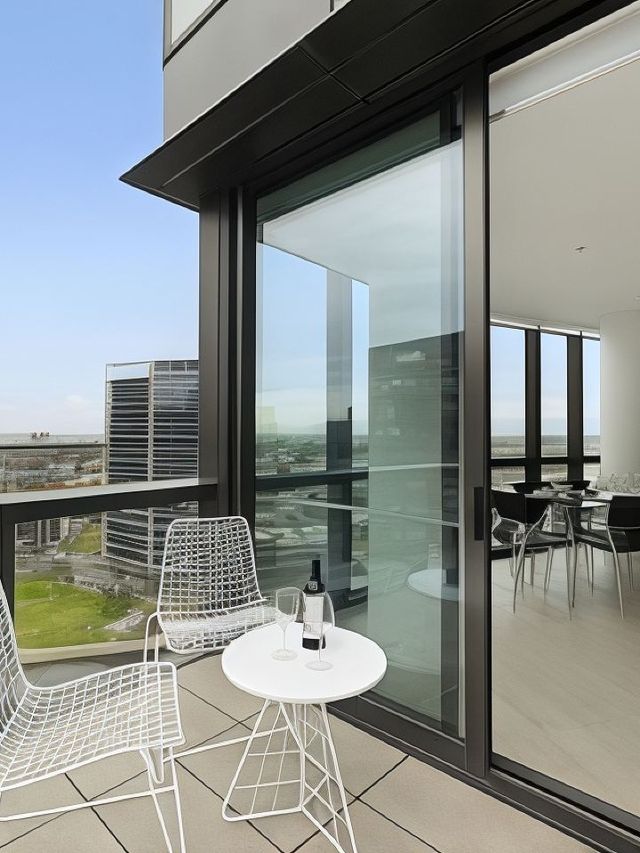 🌟 Melbourne Magic: Docklands Delight with Stunning Views 🌟
