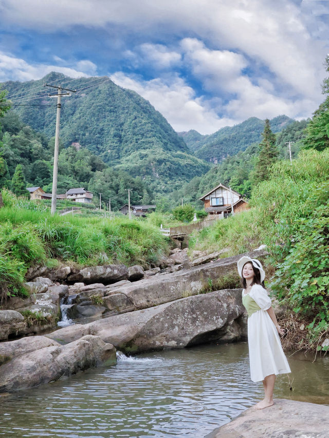 去山谷之間，溪水之中感受夏天的美好！