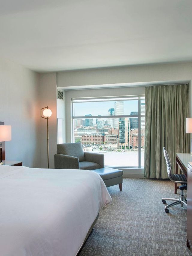 🌟 Boston Bliss: Westin Seaport's Unbeatable Comfort! 🛌✨