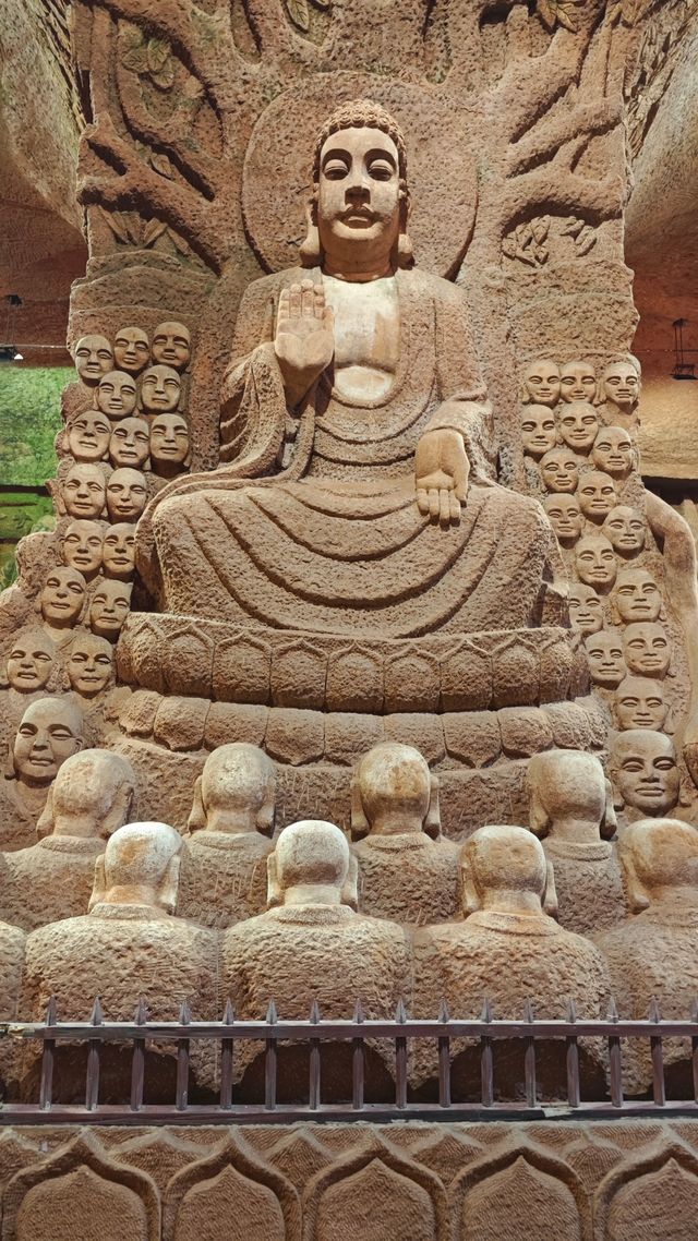 藏在山裡面的佛國世界，樂山大佛附近的東方佛都