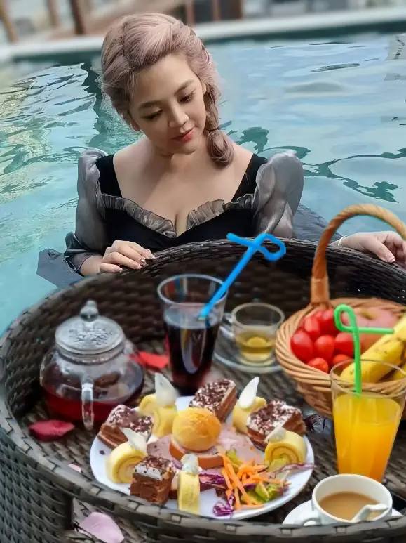 The cool autumn breeze is here, it's time to take a break! Take the high-speed train from Guangzhou to Chenzhou and unlock the hidden paradise of Mangshan Forest Hot Spring, where you can enjoy 28°C. 