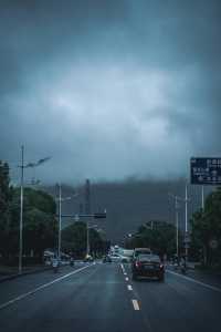 不在新疆蘇州人有自己的「阿勒泰」||雨後通往大陽山的路上， 只見山間霧氣繚繞， 彷彿一幅流動的水。