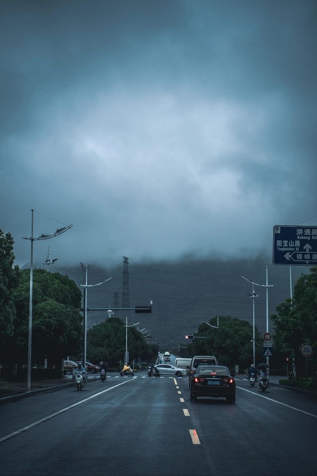 不在新疆蘇州人有自己的「阿勒泰」||雨後通往大陽山的路上， 只見山間霧氣繚繞， 彷彿一幅流動的水。