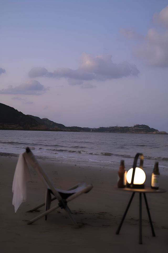 落日時分，鹹鹹海風吹向礁石和漁村。