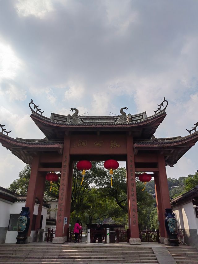 探索張公洞。