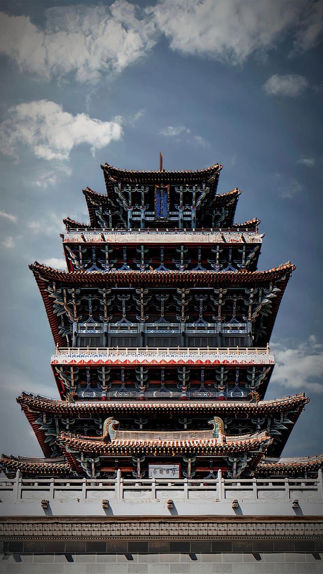 鸛雀樓:中國四大名樓之一,因王之渙《登鸛雀樓》的詩而聞名中外。 鸛雀樓:中國四大名樓之一,因王之渙《登鸛雀樓》的詩而聞名中外。