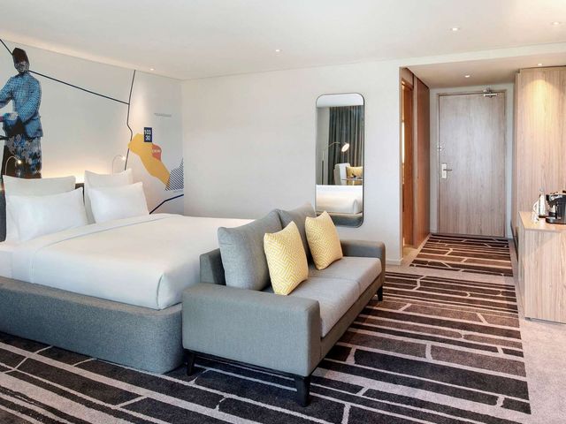 雅加達度假首選 | Novotel 酒店雅加達奇基尼  酒店：諾富特酒店 - 雅加達奇基尼酒店 。