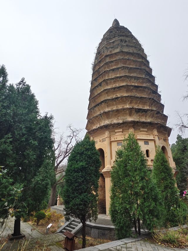 河南登封嵩岳寺塔。