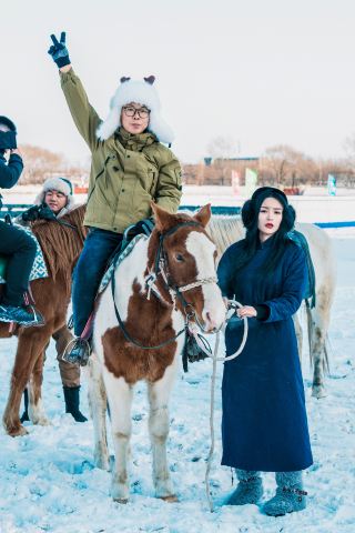 Winter Adventure in Durbert | Frozen, hot springs and hotpot!