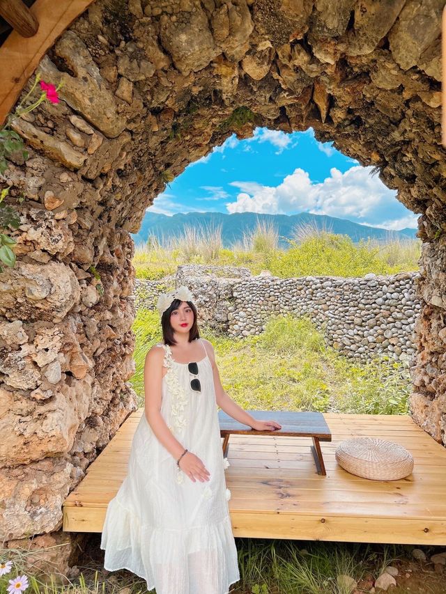 喺麗江！雪山下嘅秘密花園咖啡館太靚啦  同姊妹一齊出嚟旅行啦，發現咗喺玉龍雪山腳下，藏住一座被鮮花簇