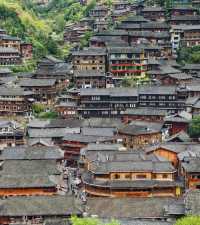 西江苗寨住得真係好正！喺吊腳樓入面睇梯田，近景點。