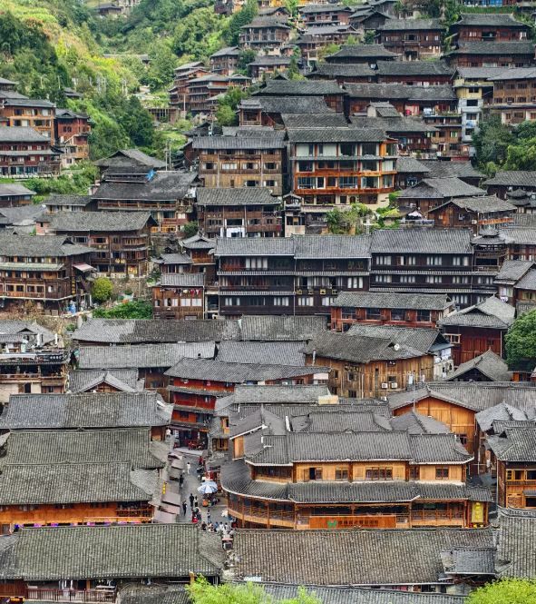 西江苗寨住得真係好正！喺吊腳樓入面睇梯田，近景點。