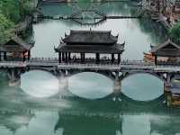 陰雨夜色下的詩意江畔