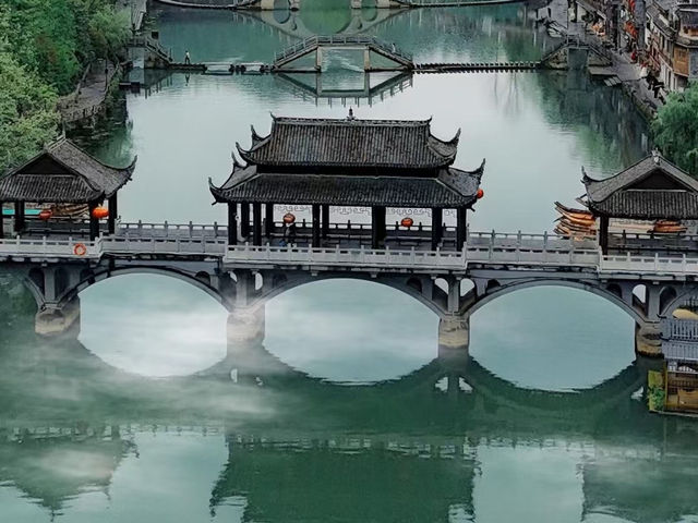 陰雨夜色下的詩意江畔