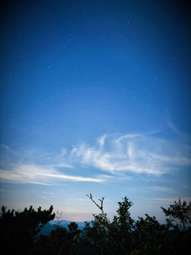 龍溪水庫邂逅一場盛大的寂靜輝煌，夜宿大雷山與星海共眠