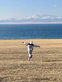 對於在成都忙碌的打工人來說，賽里木湖絕對是讓你暫時逃離都市喧囂、 recharge 能量的完美選擇。