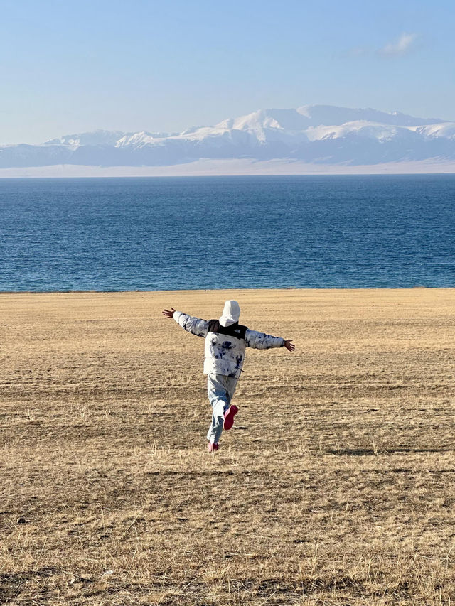 對於在成都忙碌的打工人來說，賽里木湖絕對是讓你暫時逃離都市喧囂、 recharge 能量的完美選擇。