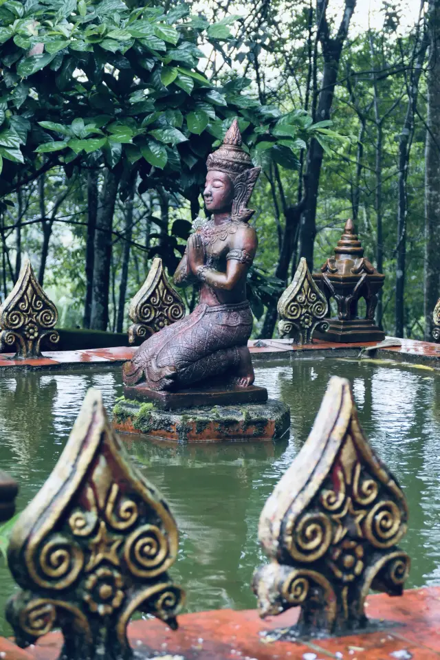 Venture into the rainforest secret realm to explore the thousand-year-old Mandiu Ancient Village, capturing endless Dai ethnic charm