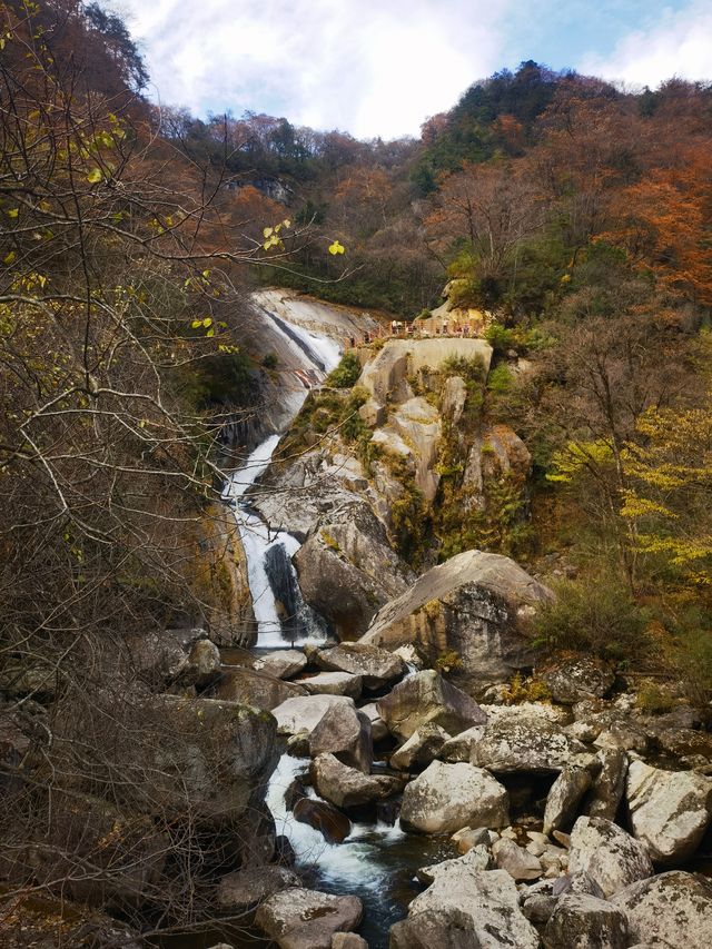 勉縣秋色的隱秘角落！雲霧山徒步解鎖神仙瀑布   必衝理由：  紅葉與瀑布的視覺暴擊！無人