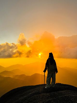 화남의 정상에서 일몰을 바라보는 노계산 폐 정화 여행