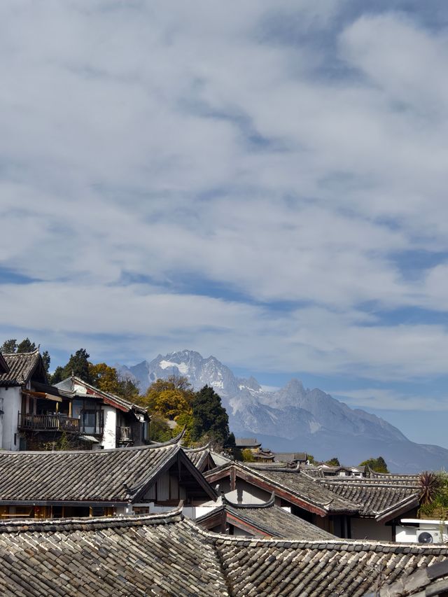 登上天空之鏡,左手古城煙火,右手雪山晴空 登上天空之鏡,左手古城煙火,右手雪山晴空