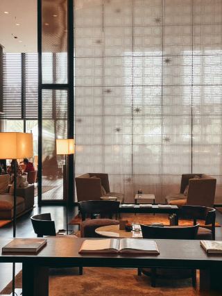 แบรนด์หรูต่าง ๆ ได้รุกเข้าสู่ธุรกิจโรงแรม โดยห้องพักที่แพงที่สุดมีราคาถึง 168,000 หยวนต่อคืน ระดับความหรูหรานั้นน่าทึ่งอย่างแท้จริง