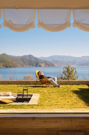 隠れた桃源郷！泸沽湖畔のイタリア風邸宅で過ごす冬のロマンス