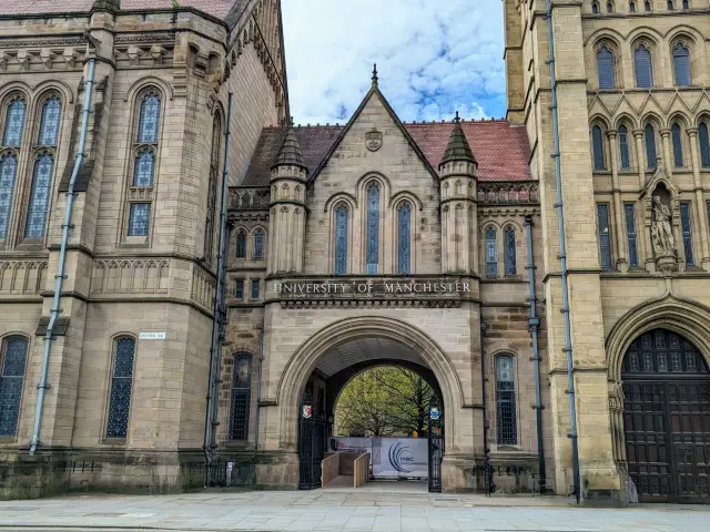 Manchester University Nightscape Experience | Embracing Classic Aesthetics and Modern Lights