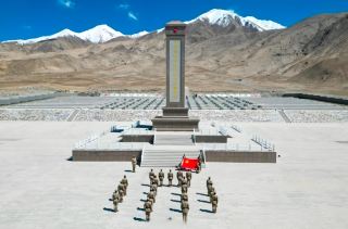 中国で最も孤独な烈士陵園、標高4280メートルの信仰の高地!🇨🇳

「清らかな愛は、ただ中国のために。」

この言葉を見たとき、あなたも涙があふれそうになりませんか?😭 この言葉はわずか19歳の陳祥榕烈士のものです。そして今日、私があなたを連れて行きたい場所は、彼が永眠する故郷であり、中国で最も標高の高い烈士陵園——康西瓦烈士陵園です。ここは「中国で最も孤独な烈士陵園」と呼ばれています。なぜなら、カラコルム山脈の奥地に位置し、標高4280メートル、空気は薄く、冷たい風が吹き荒れるからです。ここには華やかな喧騒はなく、そびえ立つ雪山と国境を守る英霊たちだけがいます。しかし、ここは冷たい墓碑ではなく、熱い精神の高地なのです!🔥

このガイドは、ただ行き方を教えるだけでなく、その「清らかな愛」に心で触れる方法を教えます。ティッシュを用意して、出発しましょう!🚙💨

🗺️ 実用編:「生命禁区」への行き方は?

康西瓦へ行くことは、単なる旅行ではなく、身体と意志の試練でもあります。ここには快適なロープウェイはなく、曲がりくねった山道だけです。

1. 地理と交通
· 位置:新疆ホータン地区ピシャン県サイトルラ鎮、カラコルム山脈の奥地。
· ルート:通常はイェチョンから出発し、有名な新蔵公路(G219国道)を進みます。
· 距離:イェチョンから陵園まで約430キロ、車で8~10時間かかります。
· 道路状況:全線アスファルトですが、山道は険しく、無数のヘアピンカーブがあり、3つの峠(ダバン)を越えます。最高地点は約5000メートル。オフロード車やSUVの運転を推奨、新人は注意!🚗

2. ベストシーズン
· 推奨時期:6月から9月。
· 理由:ここは冬が長く、10月から翌年5月まで大雪で山が閉ざされ、気温はマイナス30~40度にもなり非常に危険です。夏は涼しいですが紫外線が強く、雨や雪の可能性もあります。☀️❄️

3. 入場料と開放時間
· 入場料:無料 🆓。
· 開放時間:24時間開放ですが、昼間に到着し、暗くなる前に下山することを推奨。

🎒 事前準備:これらの「命を守る」装備は必須

ネットの美しい写真に騙されないでください。ここは本当の「生命禁区」です。準備は万全に!

1. 高山病対策:出発1週間前から紅景天を服用可能。酸素ボンベ(必携)、ブドウ糖口服液を持参。標高4000メートル以上では呼吸さえも負担です。🌬️
2. 防寒着:季節に関わらずダウンジャケット、シェルジャケット、フリースパンツは必須!山頂の風は刃のように冷たく、体感温度は非常に低いです。🧥
3. 日焼け止めと保湿:高原の紫外線は皮がむけるほど強いので、高倍率の日焼け止め、サングラス、帽子を持参。空気は非常に乾燥しているため、リップクリームと保湿クリームは命綱です。🧴
4. 補給食:途中に補給ポイントはほぼないため、十分な乾燥食(チョコレート、ビーフジャーキー)、温かい飲み物(保温ボトル)を持参。🍫

📸 観光編:ここで信仰を感じる

8時間の揺れを経て、ついに雪山の麓にそびえる陵園を目にしたとき、すべての疲れは厳かな敬意に変わります。

1. 烈士記念碑の参拝
陵園の中央には高い記念碑が立ち、「祖国の国境を守る烈士は永遠に不滅」と刻まれています。10級の強風の中、その金文字は輝きを放ちます。ここでは帽子を脱ぎ、敬礼し、時空を超えた感動を味わってください。🙏

2. 陳祥榕のオレンジを探す
陳祥榕烈士の墓前にはいつも新鮮なオレンジが置かれています。彼が生前に最も好きだった果物です。🍊 多くの訪問者はマジックでオレンジに祝福を書いたり、石に「清らかな愛は、ただ中国のために」と書き残します。これは単なる供養ではなく、精神の継承です。

3. 「点呼の物語」を聞く
運が良ければ、駐屯する兵士に出会い、感動的な話を聞けるかもしれません。肖思遠烈士が生前所属していた班では、点呼の際、班長が「肖思遠」と呼ぶと、全員が声をそろえて「はい!」と答えます!その声はカラコルムに響き渡り、決して消えません。📢

4. 「カラコルム精神」を遠望
陵園の向かいの山々には、兵士たちが石で「弘扬喀喇昆仑精神(カラコルム精神を弘揚せよ)」の八文字を積み上げています。陵園から遠く眺めると、「大いなる美しい国土、一寸の土地も譲らない」という意味がわかります!🇨🇳

💡 注意点と禁止事項(重要!)

1. 不文明な行為は禁止:ここは厳粛な安息の地です。墓碑を踏みつけること、墓前でふざけて写真を撮ること、大声で騒ぐことは禁止です。過去に英霊を侮辱したネットユーザーが訴えられた例もあります。敬意を忘れずに!🚫
2. 高山病対策:陵園で激しい頭痛や呼吸困難を感じたら、すぐに活動を中止し、酸素を吸い、できるだけ早く低標高のサイトルラ鎮などに下山してください。無理は禁物です!
3. 風習の尊重:途中で牧民に出会うことがあります。現地の風習を尊重しましょう。

❤️ 感情の高まり:なぜここに来るのか?

「康西瓦は遠すぎて辛すぎる」と言う人もいます。
しかし、遠くて苦しいからこそ、烈士たちの偉大さが際立つのです。

ここには100人以上の英雄が眠っています。その多くは18歳や20歳で犠牲になり、私たちと同じように笑い、はしゃぐ年頃でした。彼らは青春を雪山に捧げ、私たちの今の平和な時を守ってくれたのです。🌹

ここに来るのは、ただのチェックインではなく、ルーツを探し、魂を築くためです。
昆侖の頂に立ち、五星紅旗が風にたなびくのを見れば、あなたは深く理解するでしょう。「私が立つこの場所は、中国だ」と。

📢 インタラクティブトピック

もしあなたがいつか康西瓦に行ったら、そこで英雄たちに何を伝えたいですか?
または、旅の途中で最も感動した瞬間は何ですか?

👇 コメント欄で教えてください。この「清らかな愛」を一緒に伝えましょう!

📌 フォローして、違った中国を見て、心に響く旅をしましょう!
新疆旅行 
