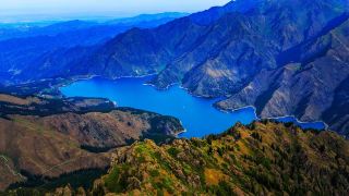 天山天池：瑶池が人間界に降りた、碧い水が雪山を映す