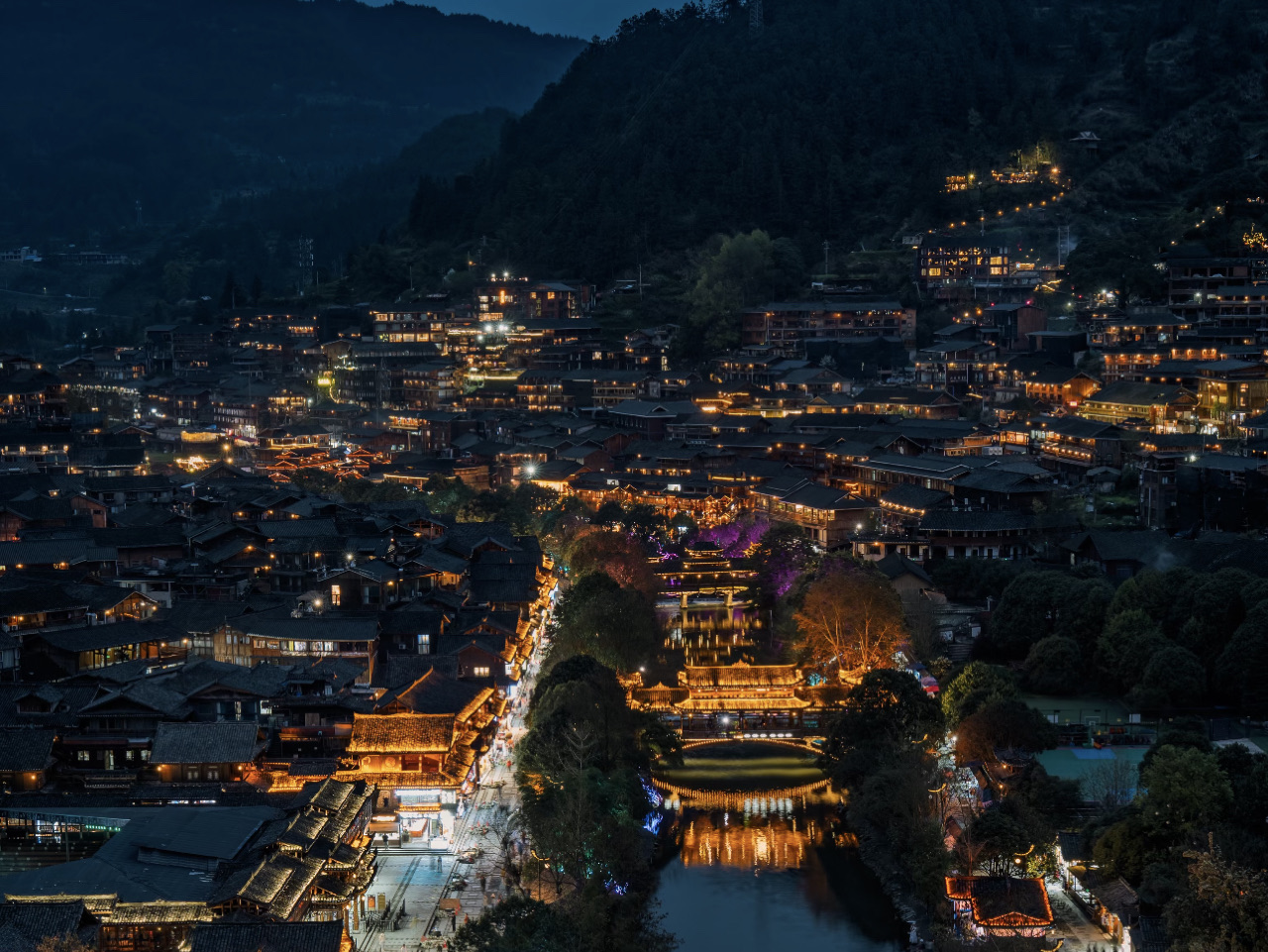 หมู่บ้านแม้วซีเจียงพันหลัง (Xijiang Qianhu Miao Village) คุ้มค่าแก่การไปเยือนจริงหรือ? รีวิวแบบเรียลๆ จากใจ 。