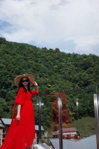 No need to wake up early to hike! You can capture stunning shots right in the 22°C mountain view private hot spring room at Zizai Ju