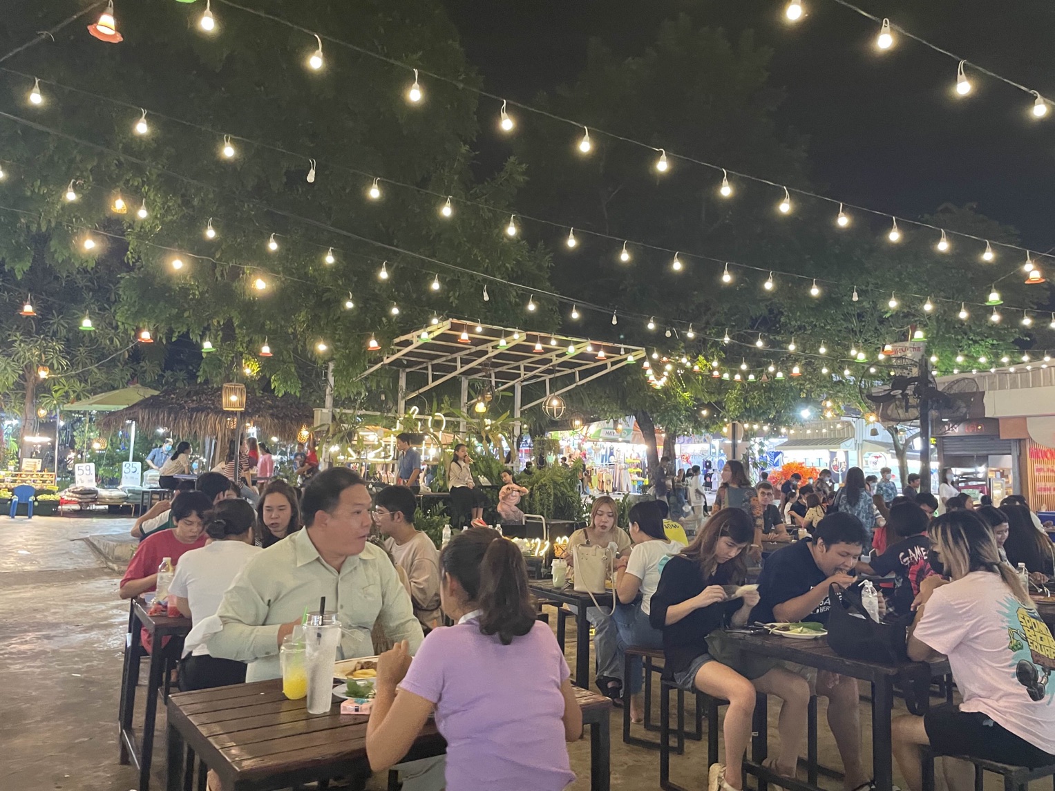 ตลาดต้นตาลแหล่งช้อปปิ้งยามค่ำคืนในเมืองขอนแก่น | Trip.com ขอนแก่น ตลาดต้นตาลแหล่งช้อปปิ้งยามค่ำคืนในเมืองขอนแก่น | Trip.Com ขอนแก่น