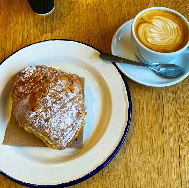 COZY LITTLE CAFE WITH FRIENDLY BARISTA IN LONDON!