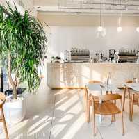 堅尼地城純白咖啡店☕️ 高樓底落地大玻璃🤩