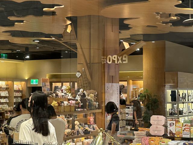 📚 誠品生活林口：品味生活，文化與書籍的悠閒天地！📖🌟
