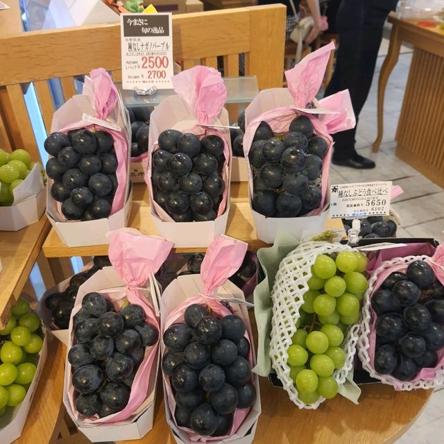 Fresh seasonal fruit store  Fresh seasonal fruit store