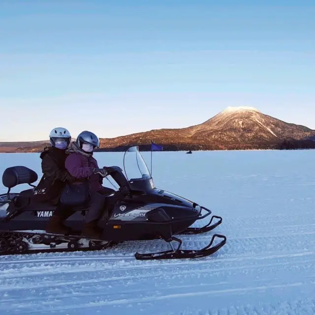 冬季游玩北海道阿寒湖，體驗冰上活動