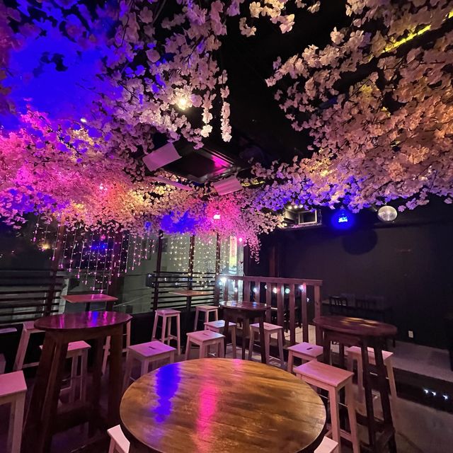 【大阪・難波】桜満開の店内でサクサク韓国チキンを味わう「ムニポチャ難波店」
