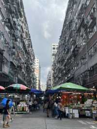 香港特色街道之一。旺角花園街
