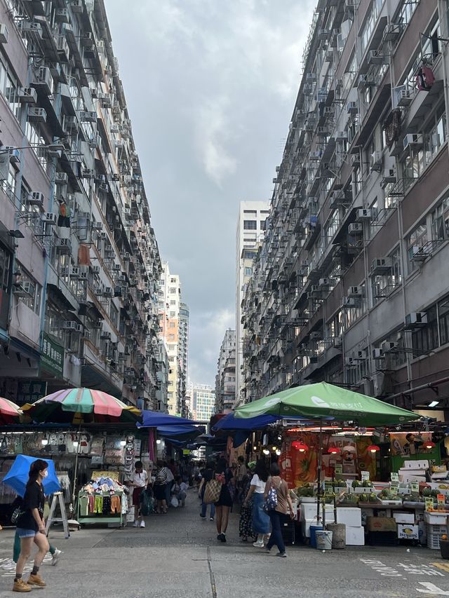 香港特色街道之一。旺角花園街