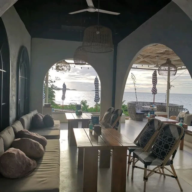 2 ร้าน 2 วิว​ chill ที่เขาพระตำหนัก​