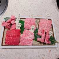 和牛西冷：店員會親自幫手燒，燒至7成熟左右，肉質鮮嫩，油花入口即融，沾上胡椒鹽帶來多重口感。
