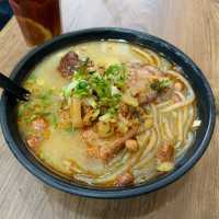 🇭🇰 馳名豬排酸辣米線係咪名過其實？🐷🍜