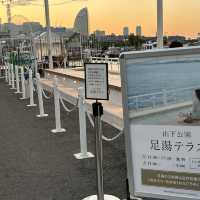 【横浜】山下公園の新名物、海沿いの足湯スポット&THE WHARF HOUSE